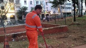 faxineiro estranho varrendo as folhas tambem tem que limpar o cu da chefe loira com uma escova ve