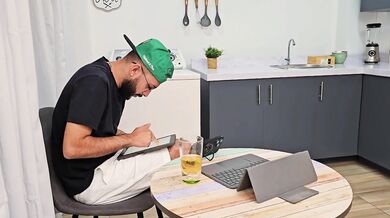 Seduzco a mi amigo con mis HERMOSAS TETAS y termina follandome con su ENORME VERGA en la cocina