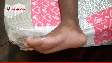 Novinho mavambo gozando no quarto da casa da cunhada