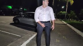 yuri gaucho - chefe com tesao se exibiu e tocou punheta ate gozar - executivo gozando na frente da galera - homem bonito masturbando o pau grande e gozando forte