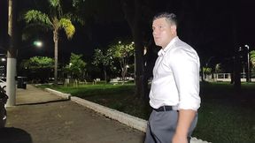 yuri gaucho - chefe com tesao se exibiu e tocou punheta ate gozar - executivo gozando na frente da galera - homem bonito masturbando o pau grande e gozando forte