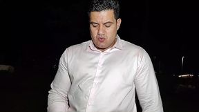 yuri gaucho - chefe com tesao se exibiu e tocou punheta ate gozar - executivo gozando na frente da galera - homem bonito masturbando o pau grande e gozando forte