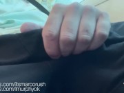Espío en el bus a un semental hetero y al darse cuenta se le pone la polla dura y se corre para mi