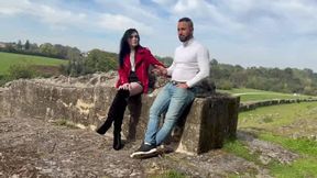 marina se fait tirer dans la cour du chateau