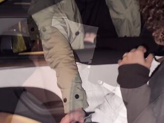 GIOVANE TROIA ha voglia di cazzo, SUO MARITO cuck LA FA SCOPARE CON UNO SCONOSCIUTO in auto!