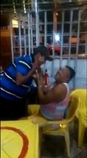 Velho gay latino pega um cara no bar