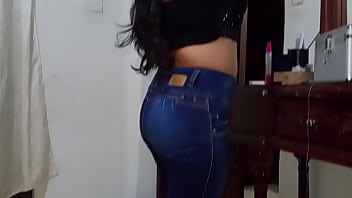 Hijastra es follada en su propio cuarto mientras se cambiaba !! Le dieron muy duro sin compasion pene enorme ( historia completa)