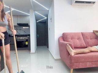 Le bajo el estrés a mi pequeña hermanastra con una rica follada y termino viniéndome en su culo.