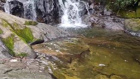 amigos safados fodendo na cachoeira interracial