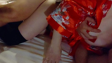 素人ハメ撮り 赤い着物の女の子を後ろから突きまくる フェラ クンニ 中出し