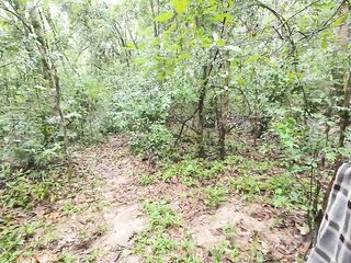 A Thai angel was walking around the forest bragging about picking mu and suddenly had to pee. Thai audio 4K