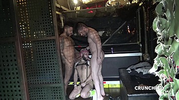 RAW SEX IN BACKROOM IN PUBLIC CRUISING CLUB IN MADRID