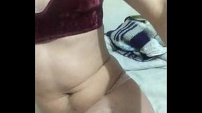 Joven caliente mostrando culo en tanga