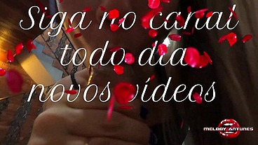 Vesti minha calcinha com desenho de flor rosa , e bem safada toquei uma siririca , gozei deliciosamente e transei com o magrelo na sala / PARTE 01 COMPLETO NO RED