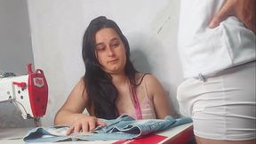 Costureira observando ere&ccedil_&atilde_o do cliente!