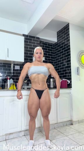 Bodybuilder blonde delivers wild solo titillation