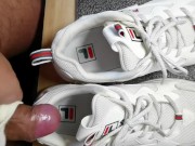 Cum on FILA shoes 射进美女的FILA运动鞋