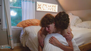 مص القضيب، بدون واقٍ، الجماع، بدون مؤخرة، التعري، عارٍ – علاقة جنسية شرجية ثلاثية لمراهقين أمريكيين نحيفين مثليين جنسياً