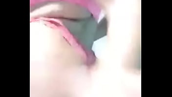 Paola joven mojada masturbandose