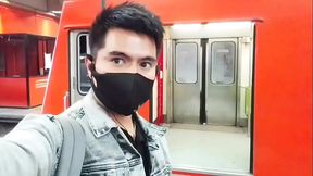 Joven le encanta que le mame el pito en el metro rumbo a Buenavista