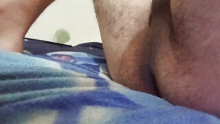 Nuori brasilialainen teini tekee ensimmäistä kertaa kotitekoista soolo-dildoleikkiä