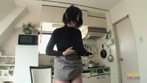 Aziatische MILF wordt geneukt en gecremeerd met slordige grote tieten