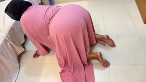 Egyptian Big Ass & Pussy Hot Stepmom Stuck Under Bed Then She Want Hardcore Fuck From Son's Friend