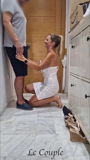 Unexpected Encounter: How This Milf Surprised the Delivery Guy!