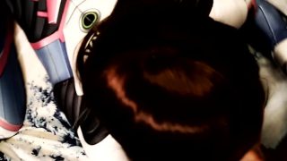 Amatör Overwatchs D.Va Cosplay-tjej ger avsugning och får munnen full av sperma