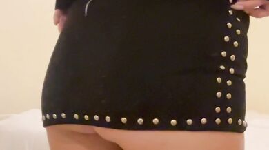 She came hot in her tight skirt and thong