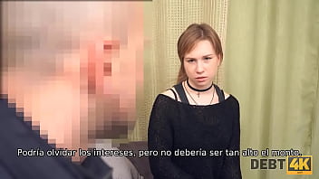 DEBT4k. Chica guapa con una gargantilla satisface la erecci&oacute_n de los cobradores de deudas