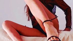 Mistress lunghe gambe giganti pronte a fare ballbusting ( con e senza scarpe ), trampling face e pissing