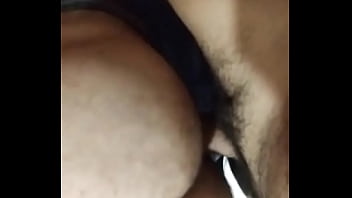 Dando gostoso para o puto no banheiro no bar.