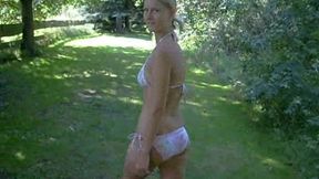 ich zeige mich, massiere meine pussy draussen und dann an einem ruhigen ort zuende ;)