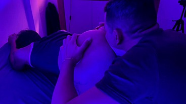 Femboy Vai de Calcinha pro Vizinho Tiozão Pauzudo Daddy que Desejava Ele na Rua - Gay Amador
