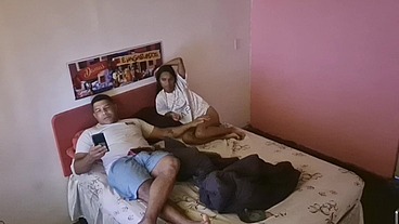 Minha enteada chegou nua no meu quarto enquanto eu assistia novela e me deu o cuzinho.