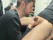 joven le saca la leche a su amigo con un mamazo