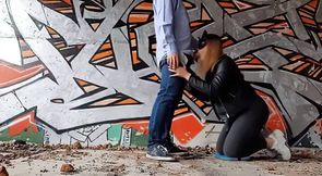 elle encule un soumis dans un squat