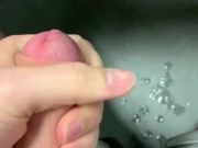 Ich spritze sehr viel Sperma unter meinen Schreibtisch in der Arbeit