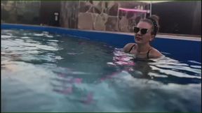 BREATH SMOTHERING IN THE SWIMMING POOL HD MOBILE VERSION