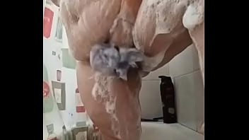 Me masturbo rico cuando estoy en la ducha llenita de jab&oacute_n