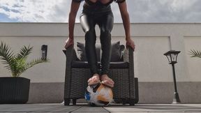 LEATHER GODDESS VS SOCCER BALL – BAREFOOT, ASS RIDING & TOTAL DESTRUCTION CNIFE & SCISSOR