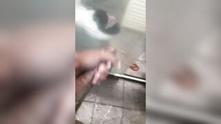 Novinho bate uma no banho