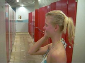 Teeny Im Schwimmbad