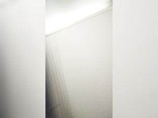 Me Encuentra en el baño público Hermosa Chica Dominicana