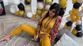 aaliyah yasin gets horny whilst waiting for her guests