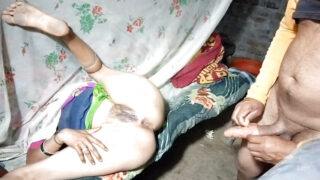 Gadis Asia berusia 18 tahun yang seksi dan masih kuliah dijilat pantatnya sebelum ditusuk secara anal dengan intens.