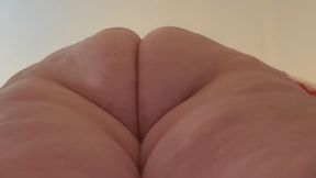 SSBBW Kayla Peach Squats and Shows Pussy