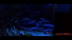 milf safada divide a cama com jovem! jovem veio passar final de semana em sua casa, e ela tramou para que tivessem que dividir a cama