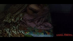 milf safada divide a cama com jovem! jovem veio passar final de semana em sua casa, e ela tramou para que tivessem que dividir a cama